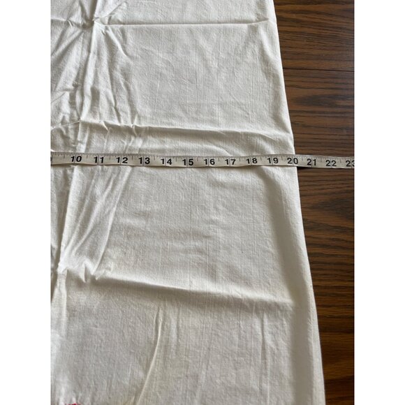 Set of two white regular pillowcases with embroidered red flowers - Picture 4 of 5